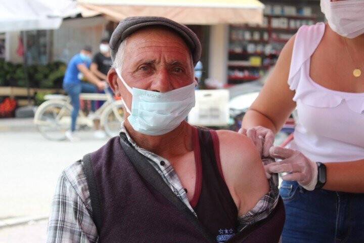 Sağlık çalışanlarının aşı mesaisi aralıksız sürüyor