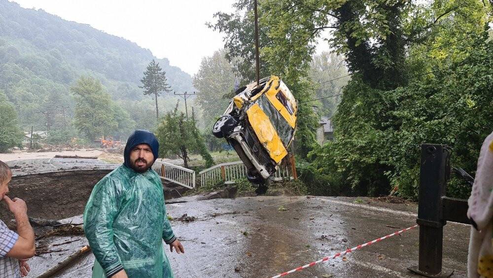 Çöken yola düşen iki araçtaki 12 kişi camlardan çıkarak kurtuldu