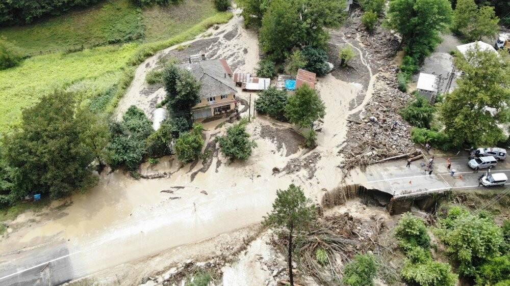 Çöken yola düşen iki araçtaki 12 kişi camlardan çıkarak kurtuldu