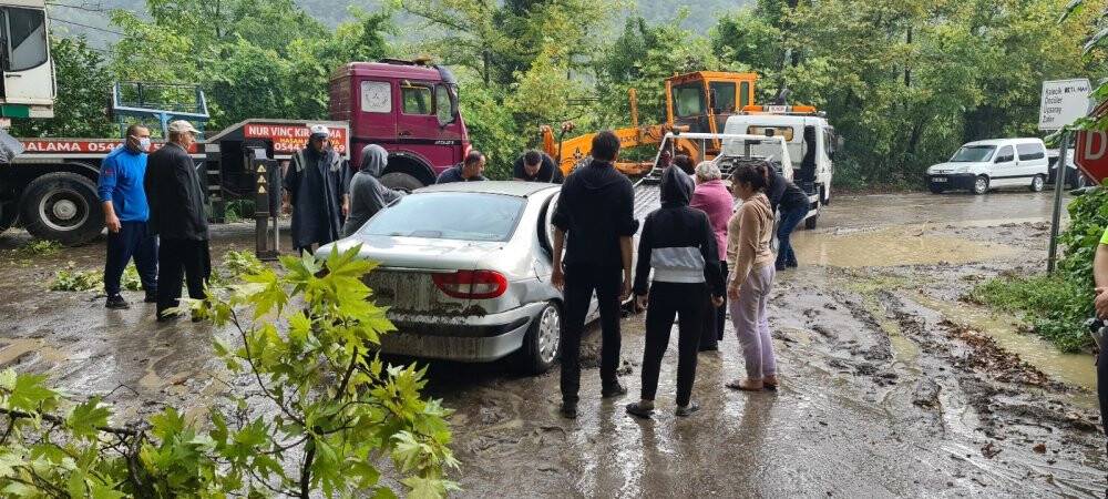 Çöken yola düşen iki araçtaki 12 kişi camlardan çıkarak kurtuldu