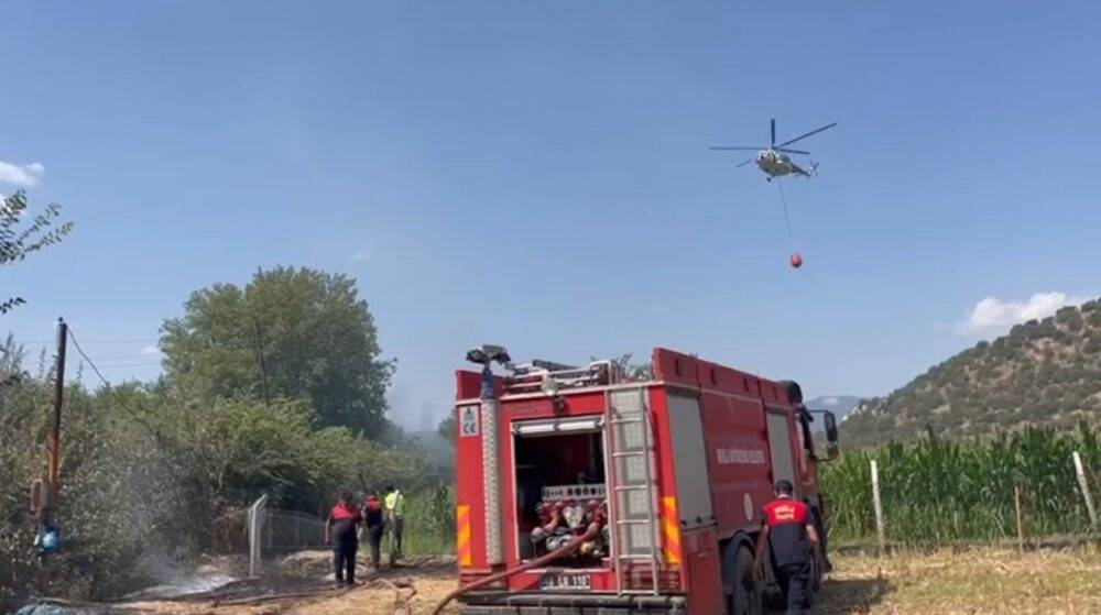 Hayvan çiftliğine sıçrayan yangın söndürülmeye çalışılıyor