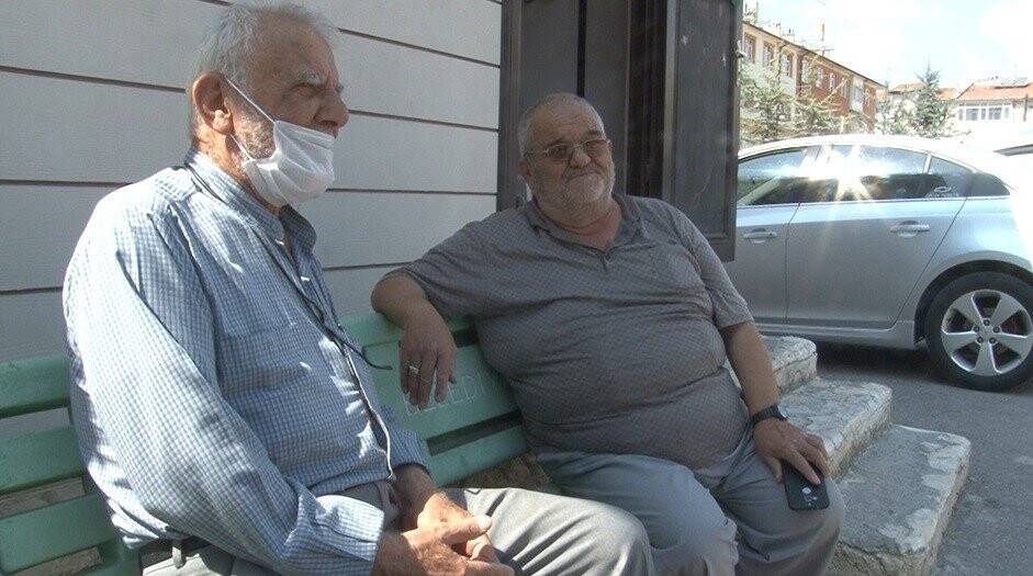 Konya'da bu mahallenin muhtarı 33 yıldır bisikletiyle her gün sokak sokak dolaşıyor