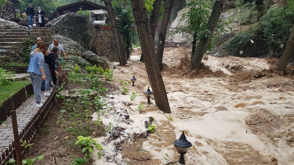 Sağanak sonrası dereler taştı, dükkanlar tehlikeyle karşı karşıya kaldı