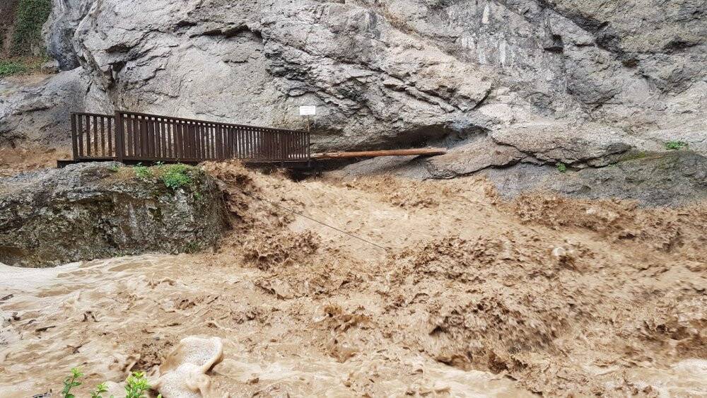 Sağanak sonrası dereler taştı, dükkanlar tehlikeyle karşı karşıya kaldı