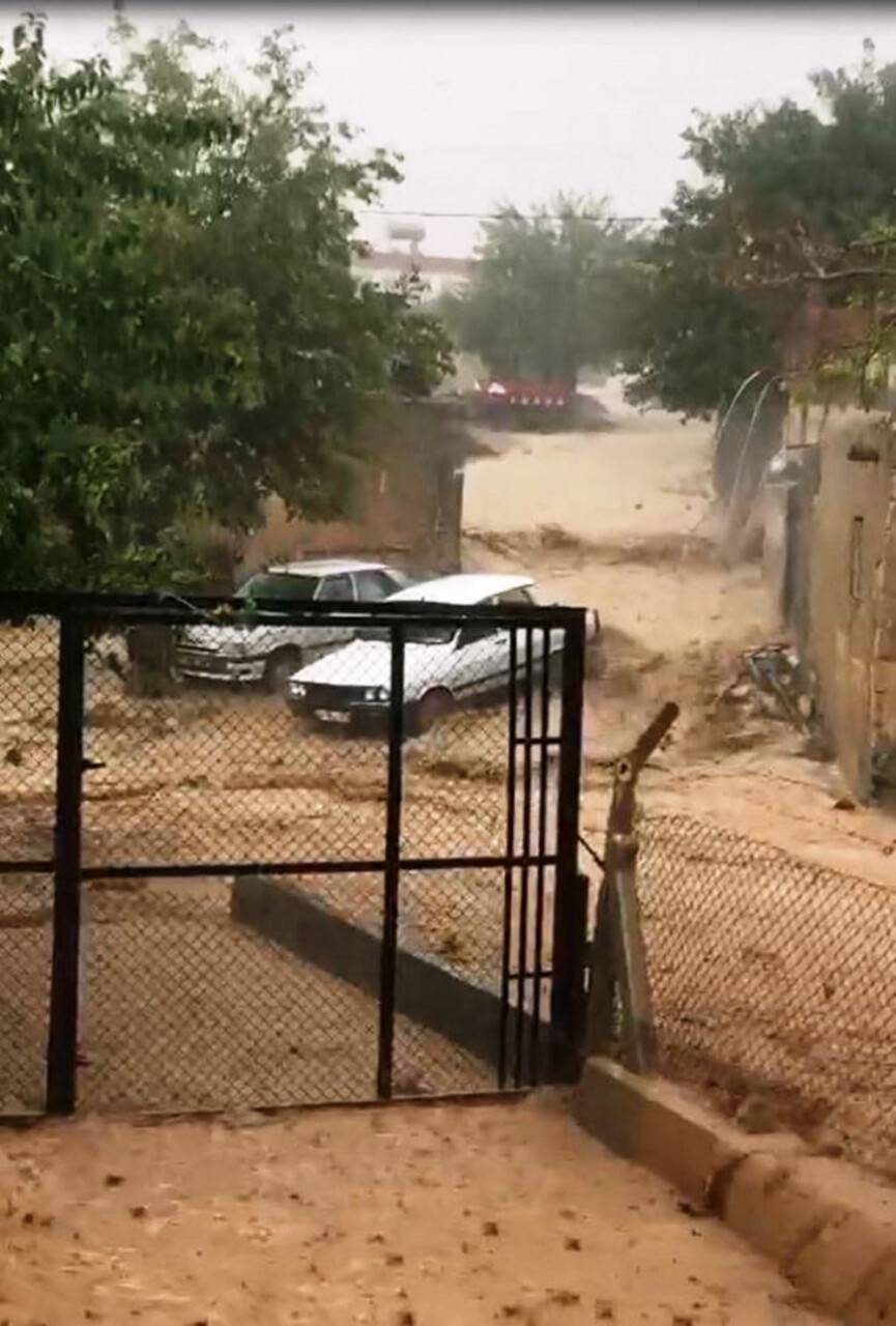 Şanlıurfa’da sel araçları sürükledi