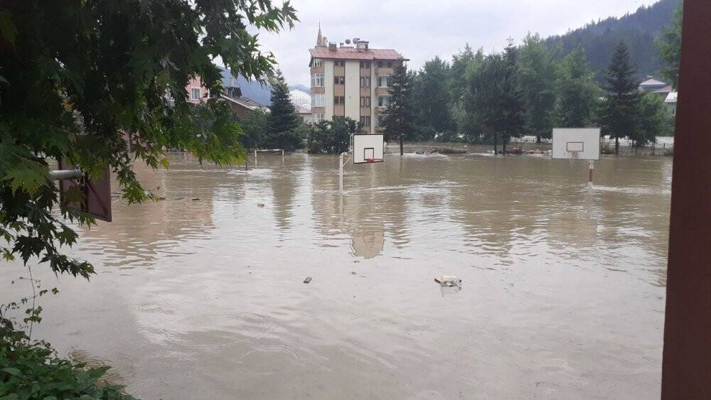 Sel hayatı tamamen durdurdu