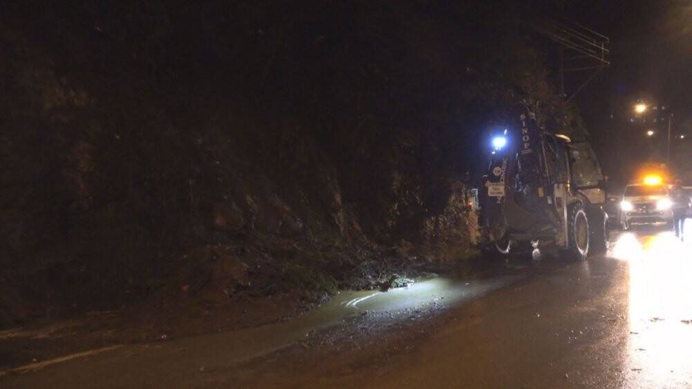 Sinop’ta istinat duvarı çöktü: 1 araç zarar gördü