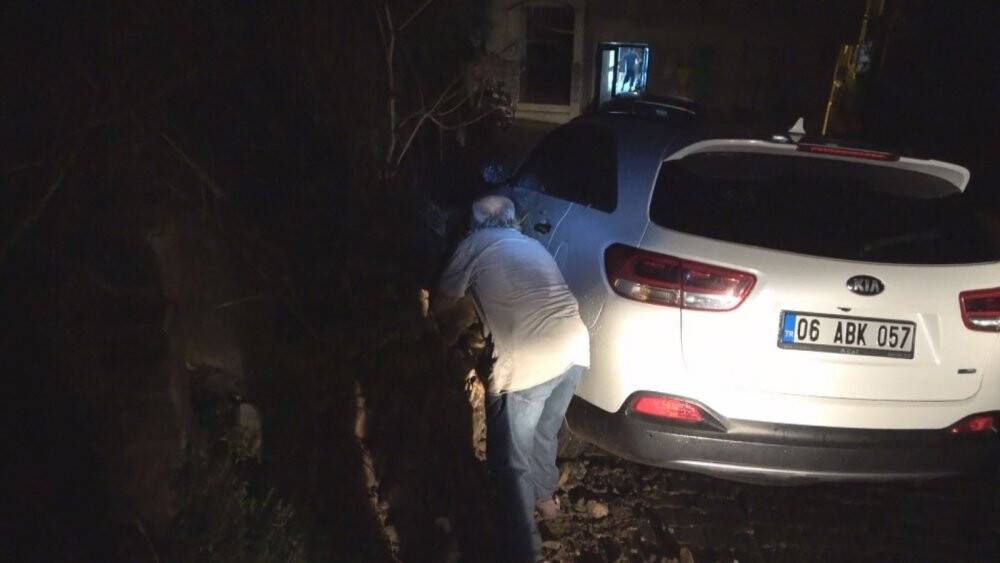 Sinop’ta istinat duvarı çöktü: 1 araç zarar gördü