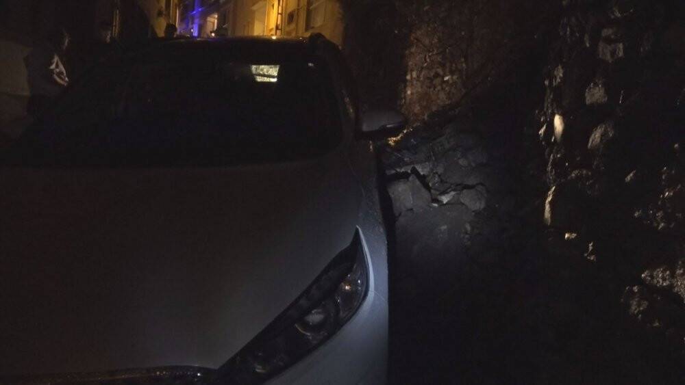 Sinop’ta istinat duvarı çöktü: 1 araç zarar gördü