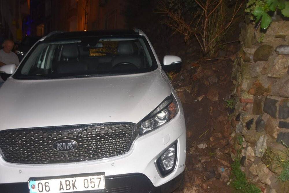 Sinop’ta istinat duvarı çöktü: 1 araç zarar gördü