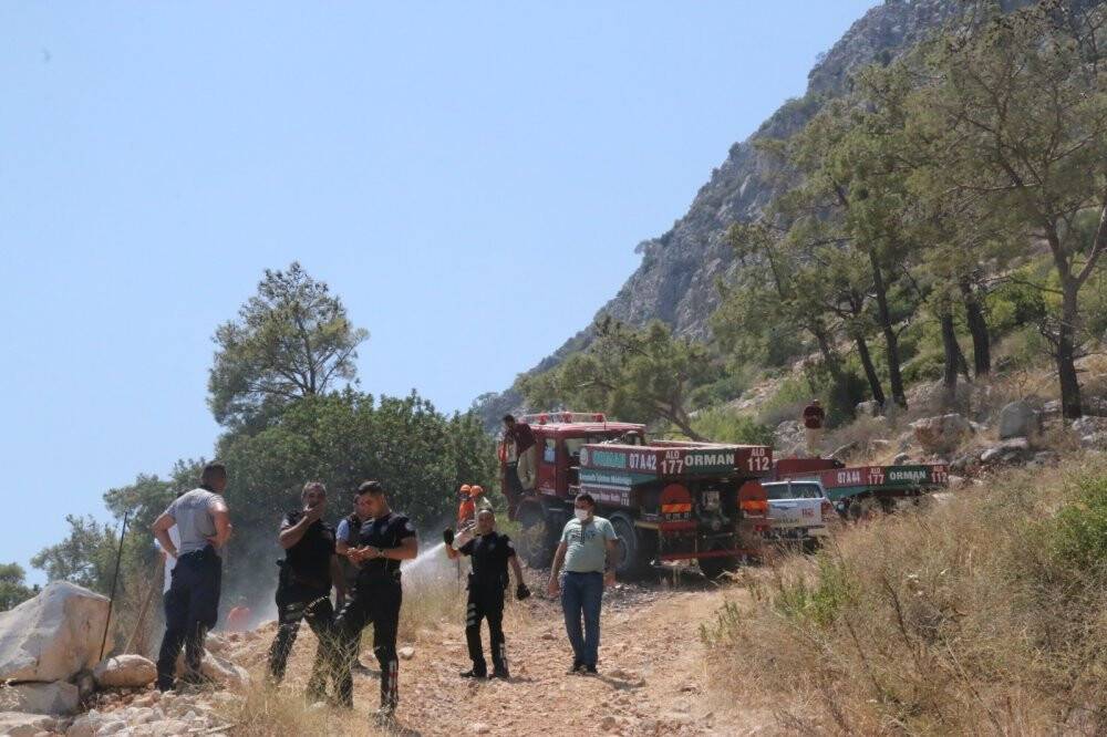 Antalya’da sahile yakın dağlık alanda çıkan yangın ekipleri alarma geçirdi