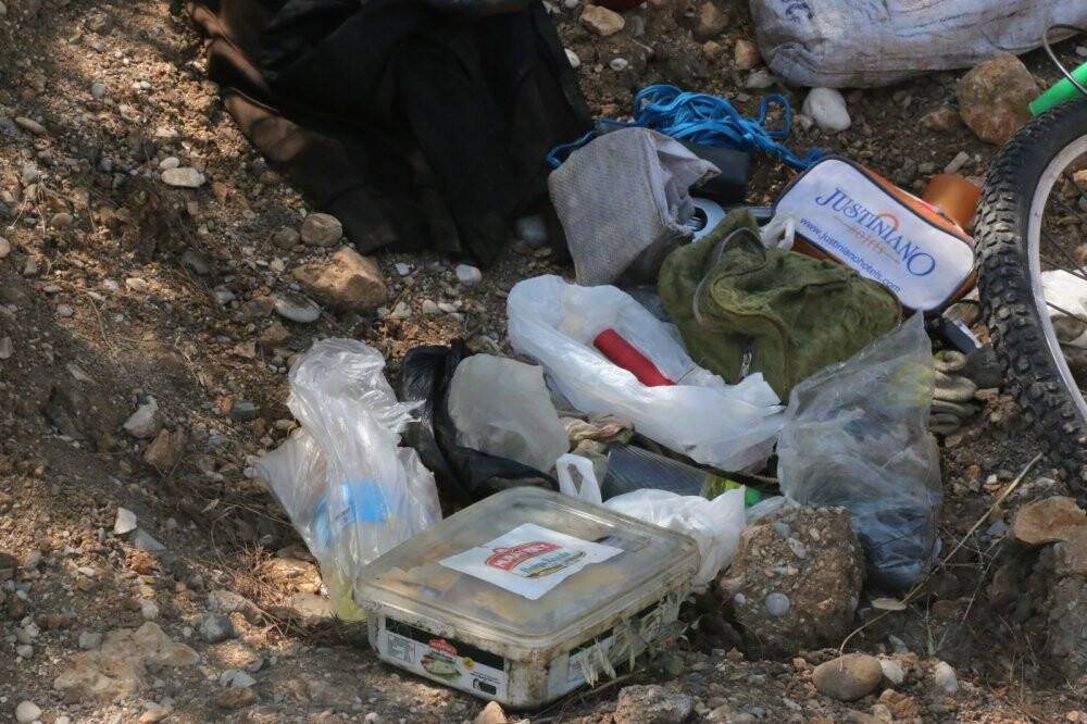 Antalya’da sahile yakın dağlık alanda çıkan yangın ekipleri alarma geçirdi