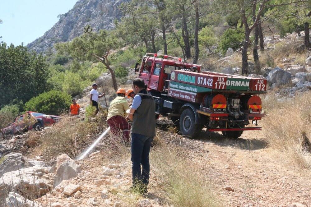 Antalya’da sahile yakın dağlık alanda çıkan yangın ekipleri alarma geçirdi