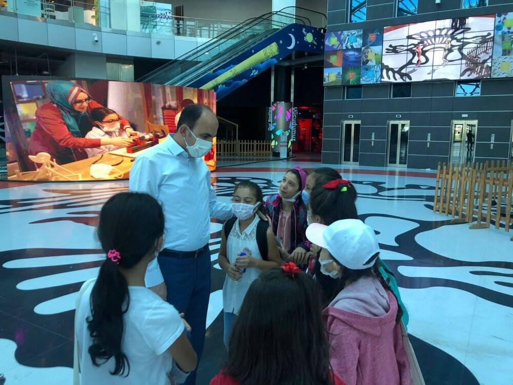 Başkan Altay Bilim Merkezi'nde yaz kampına katılan öğrencilerle buluştu
