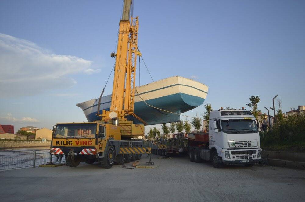 Dev balıkçı teknesi ilgi odağı oldu