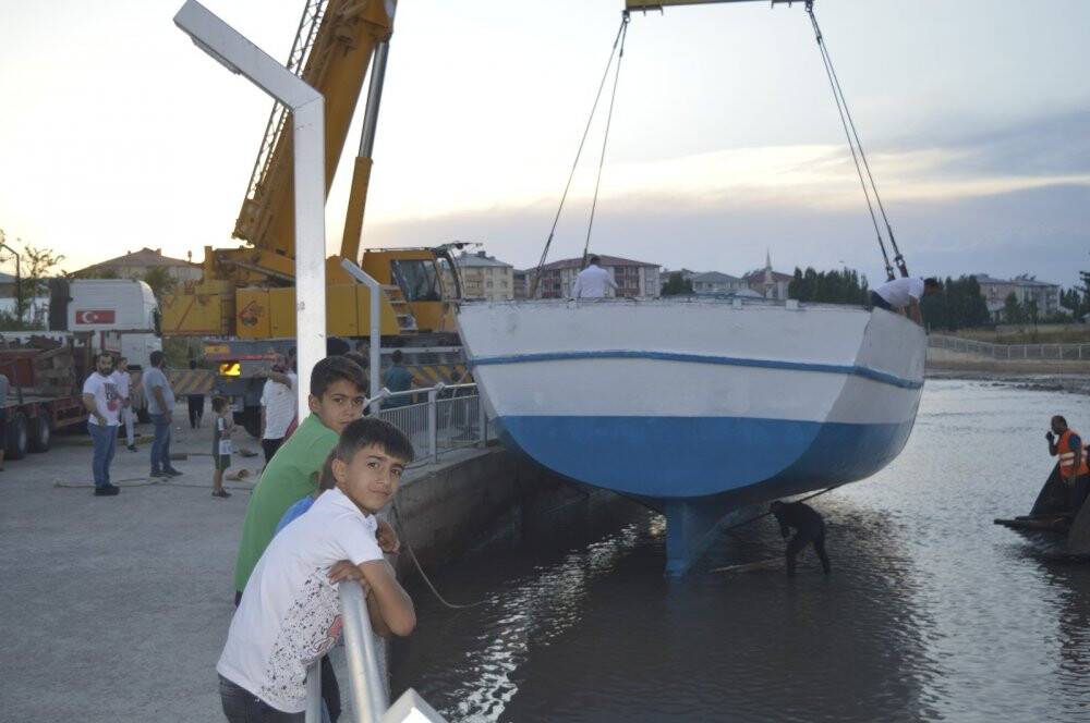 Dev balıkçı teknesi ilgi odağı oldu