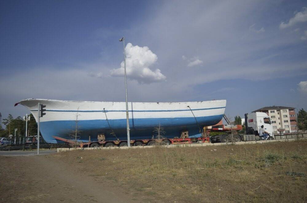 Dev balıkçı teknesi ilgi odağı oldu