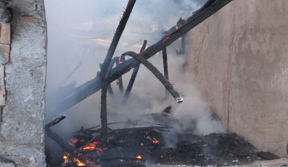 İçerisinde otomobil bulunan gecekondu alev alev yandı