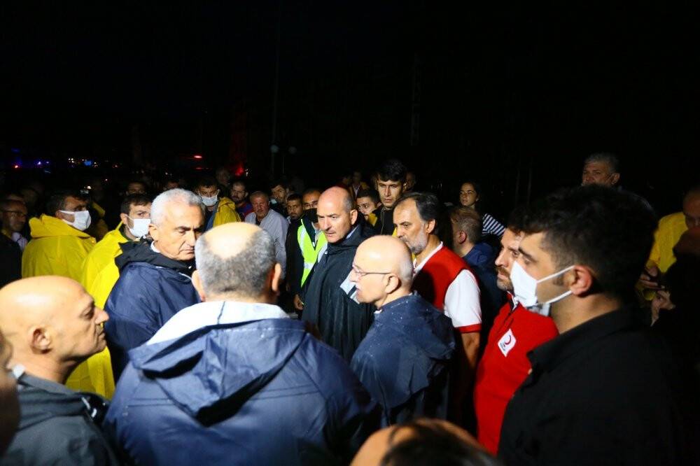 İçişleri Bakanı Süleyman Soylu, sel bölgesine gelerek incelemelerde bulundu