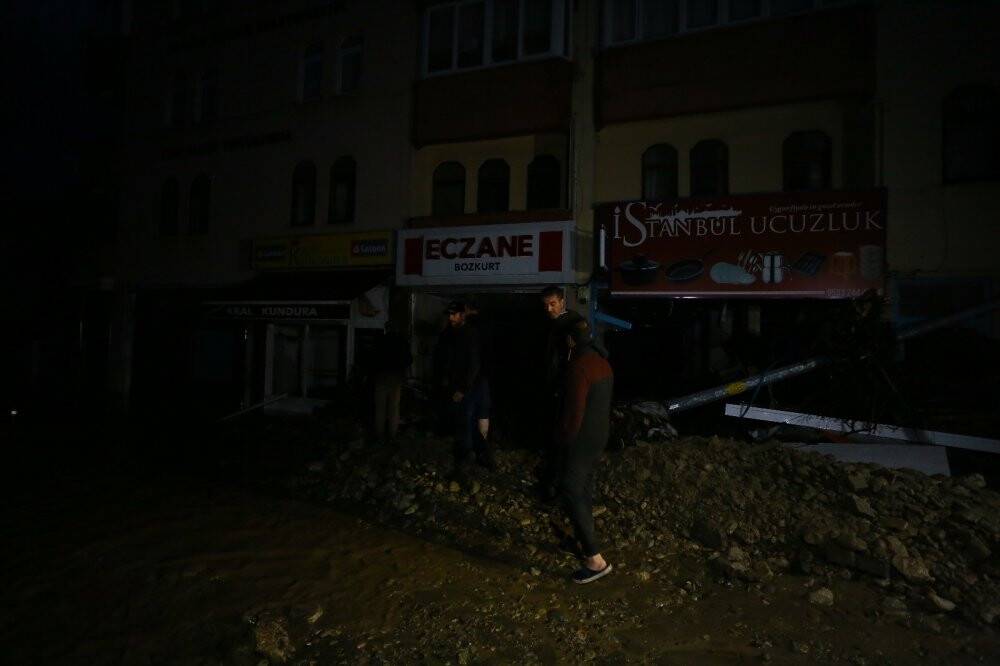 İçişleri Bakanı Süleyman Soylu, sel bölgesine gelerek incelemelerde bulundu