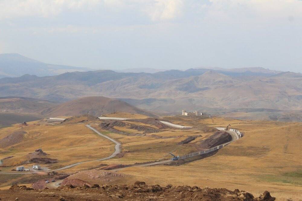 İran sınırındaki duvarlar yükseliyor