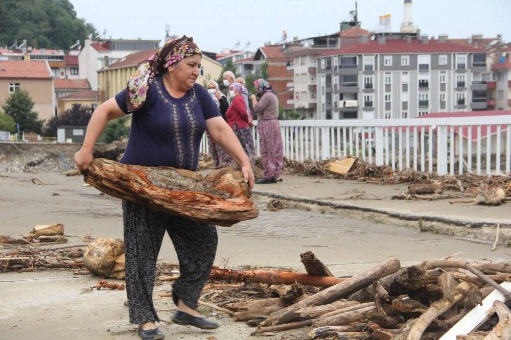 Kışlık odununu selden topladı