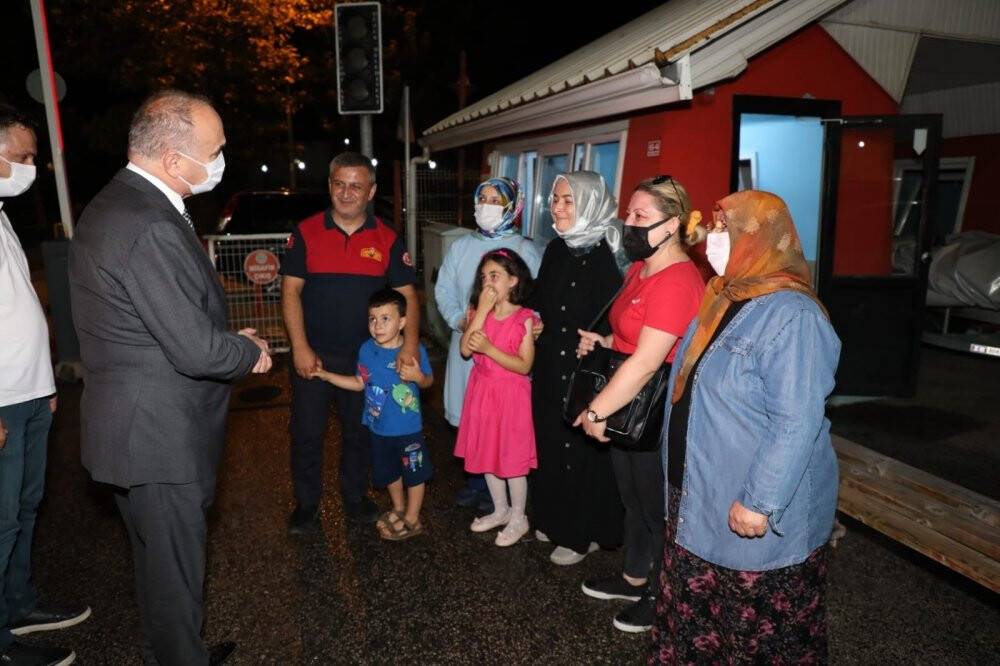 Yangın bölgelerinden dönenleri aileleri gözyaşları ile karşıladı