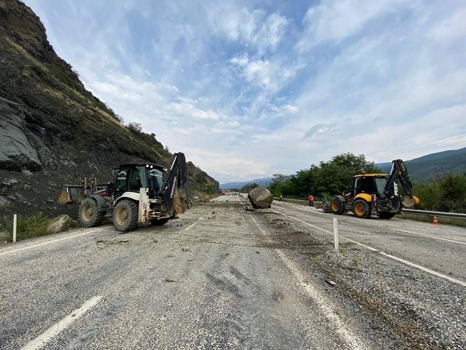 20 metre yükseklikten düşen kayalar karayolunu trafiğe kapattı