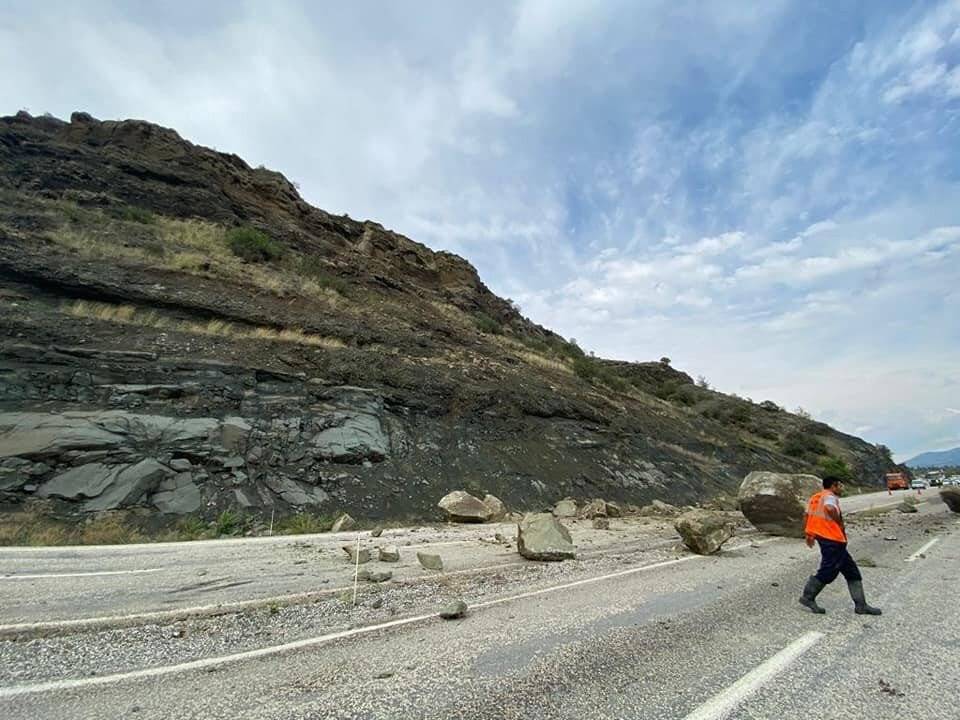 20 metre yükseklikten düşen kayalar karayolunu trafiğe kapattı