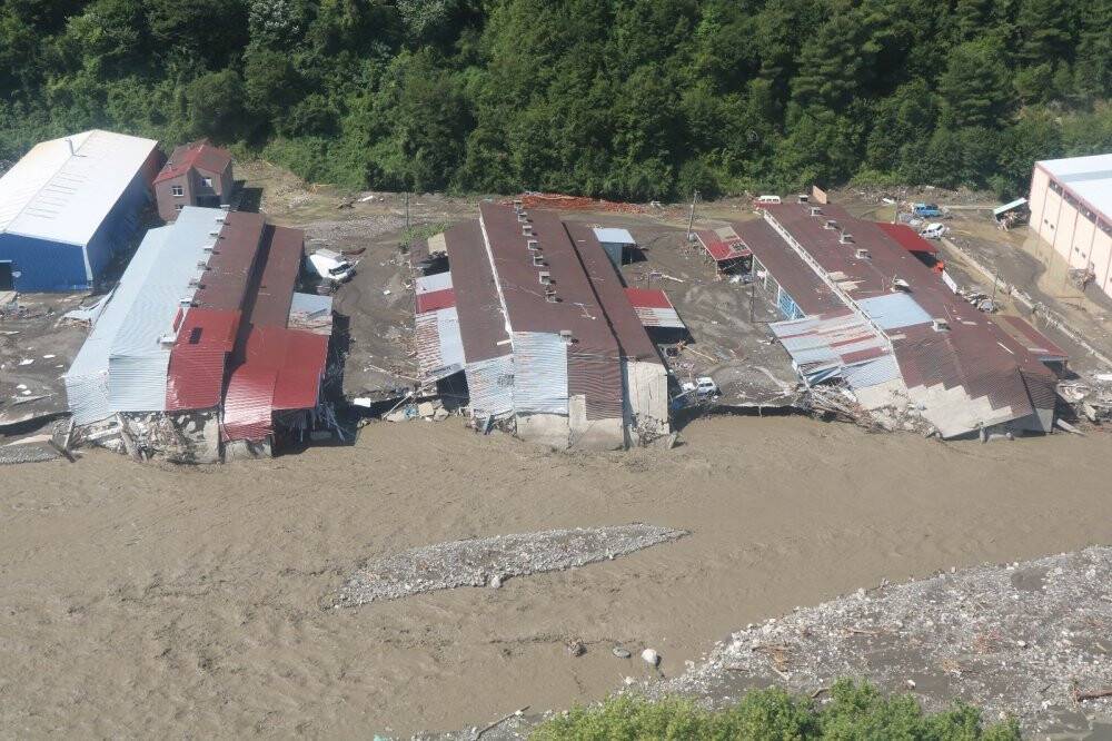3 gündür yardım bekleyen aile helikopterle kurtarıldı
