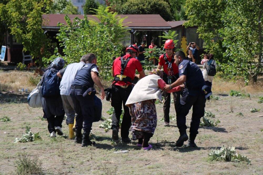 3 gündür yardım bekleyen aile helikopterle kurtarıldı