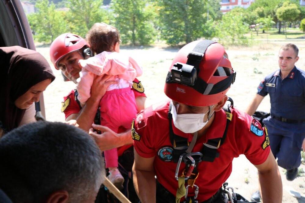 3 gündür yardım bekleyen aile helikopterle kurtarıldı