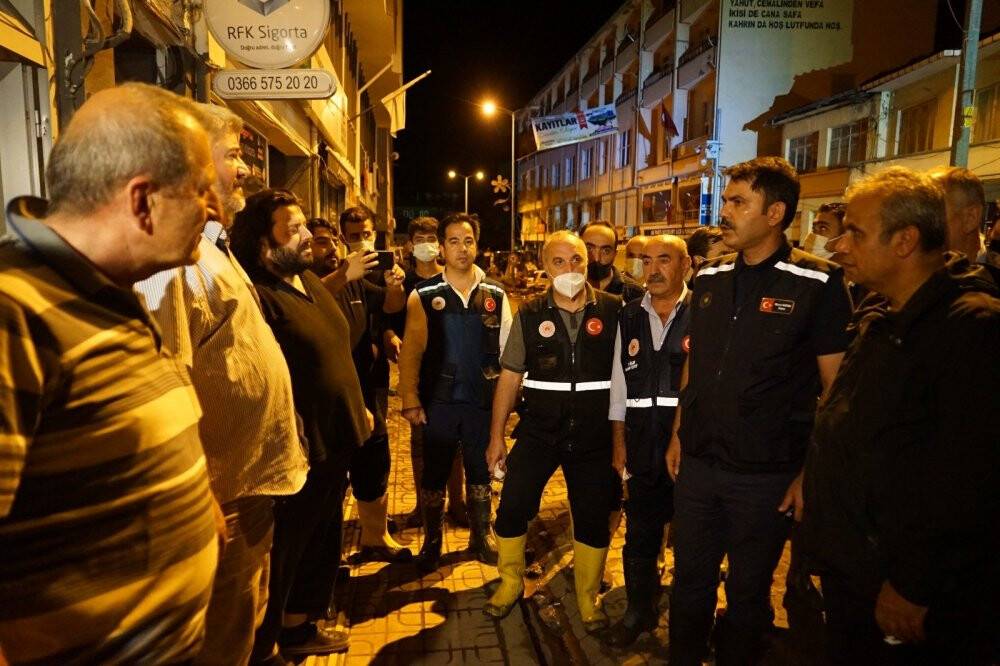 Bakan Kurum, selin yaşandığı bölgede incelemelerde bulundu