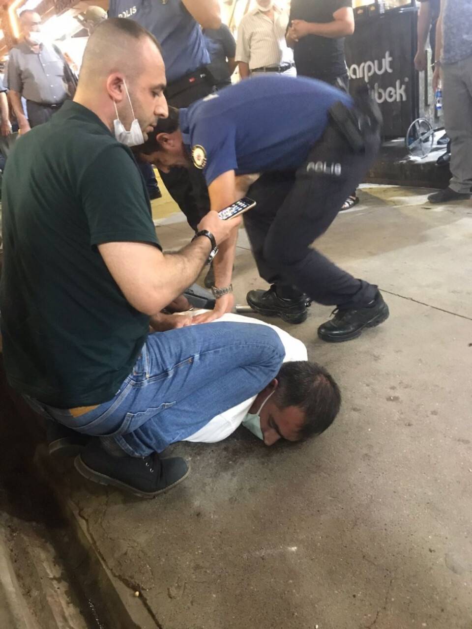 Kendisini polis olarak tanıttı, kimliği istenince silah doğrulttu