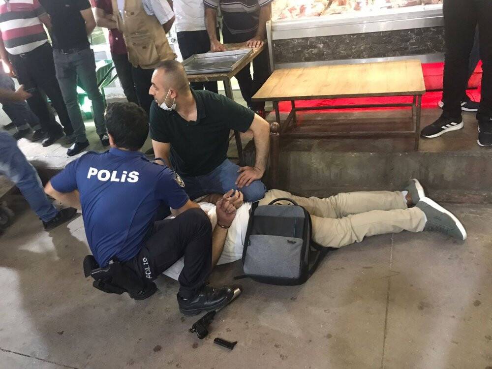 Kendisini polis olarak tanıttı, kimliği istenince silah doğrulttu
