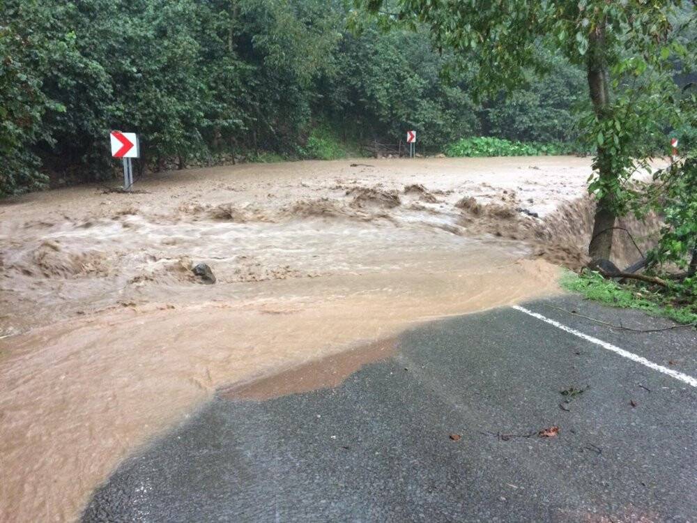 Ordu’da heyelan: Araçlar son anda kurtuldu