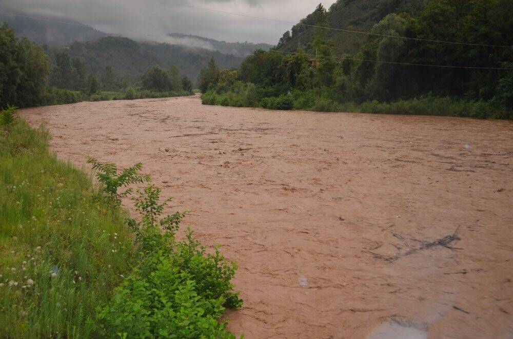 Ordu’da heyelan: Araçlar son anda kurtuldu