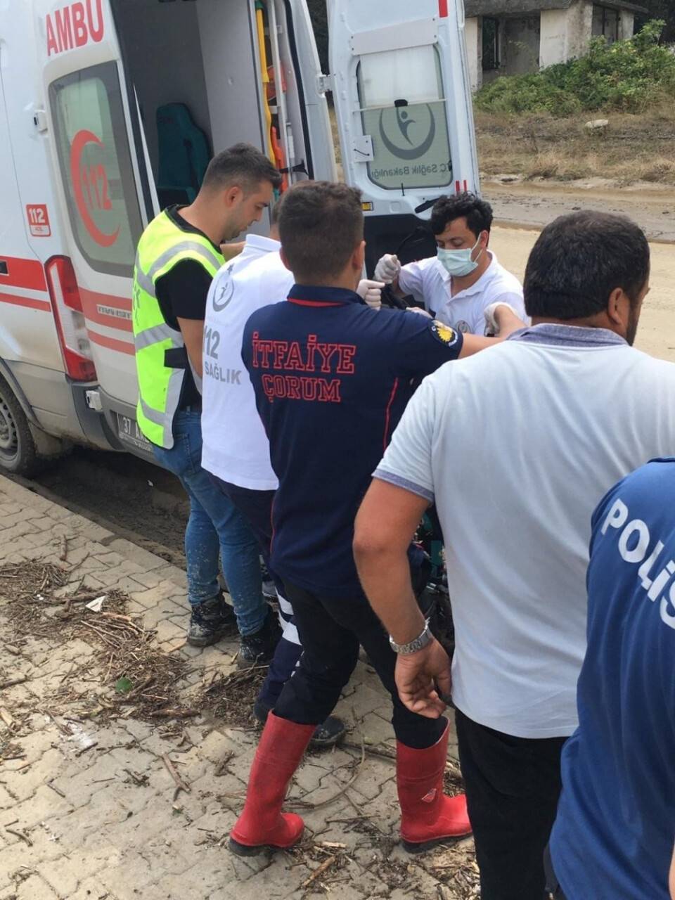 Selde hayatlarını kaybedenlerin cenazeleri enkazdan çıkartılıyor