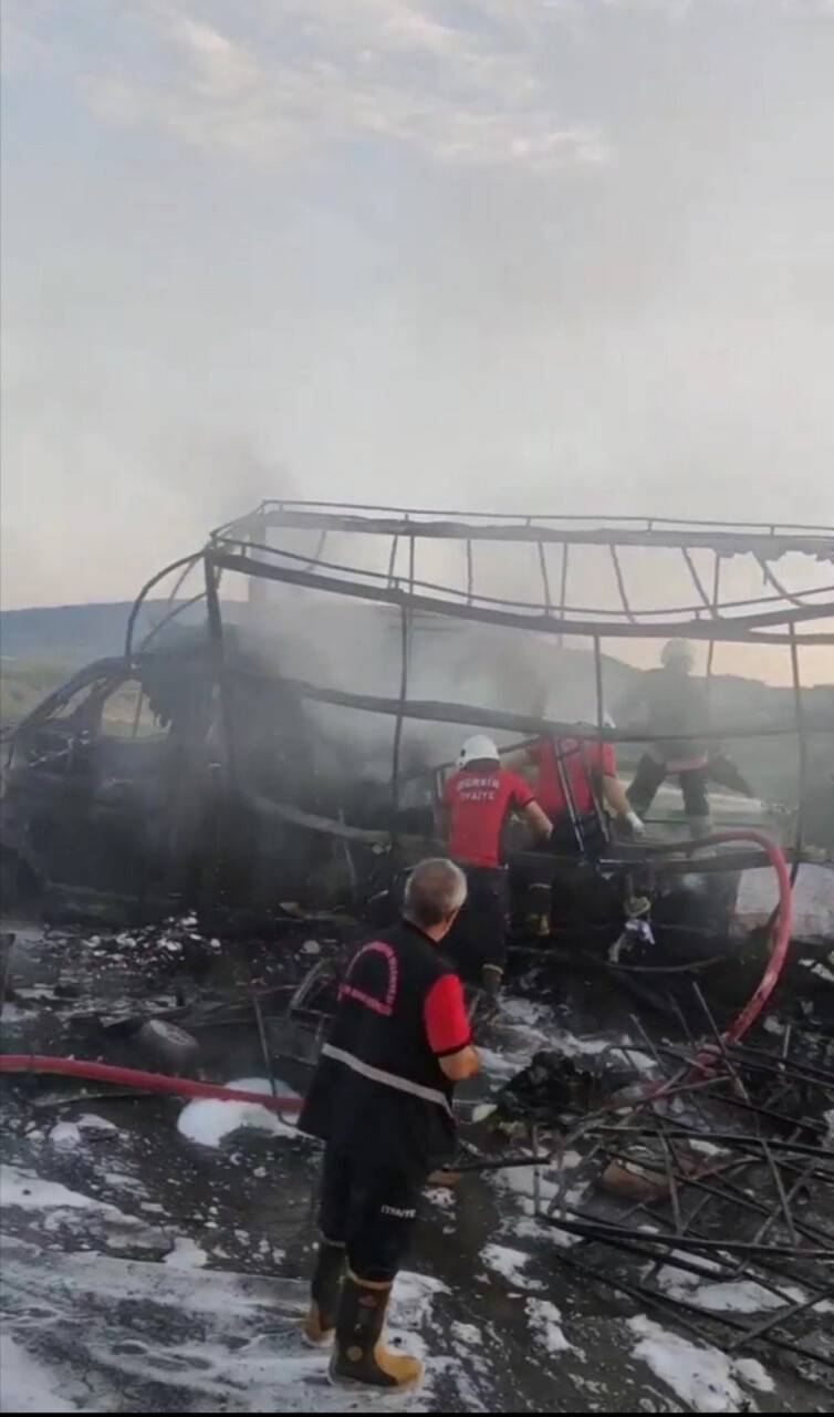 Tarsus’ta ev eşyası taşıyan kamyonet çıkan yangında küle döndü