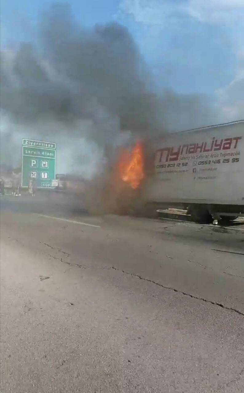 Tarsus’ta ev eşyası taşıyan kamyonet çıkan yangında küle döndü