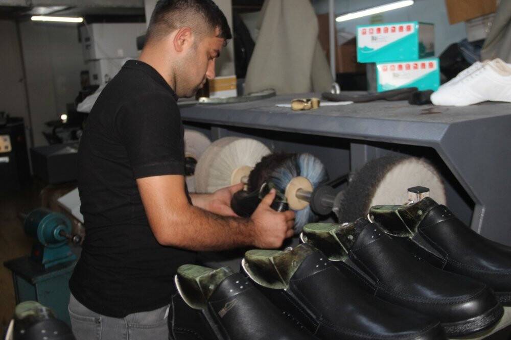 Konya'daki ayakkabıcı annesi için ürettiği ayakkabıyla dünya pazarına girdi