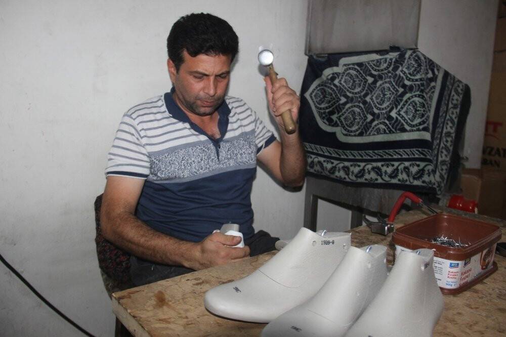 Konya'daki ayakkabıcı annesi için ürettiği ayakkabıyla dünya pazarına girdi