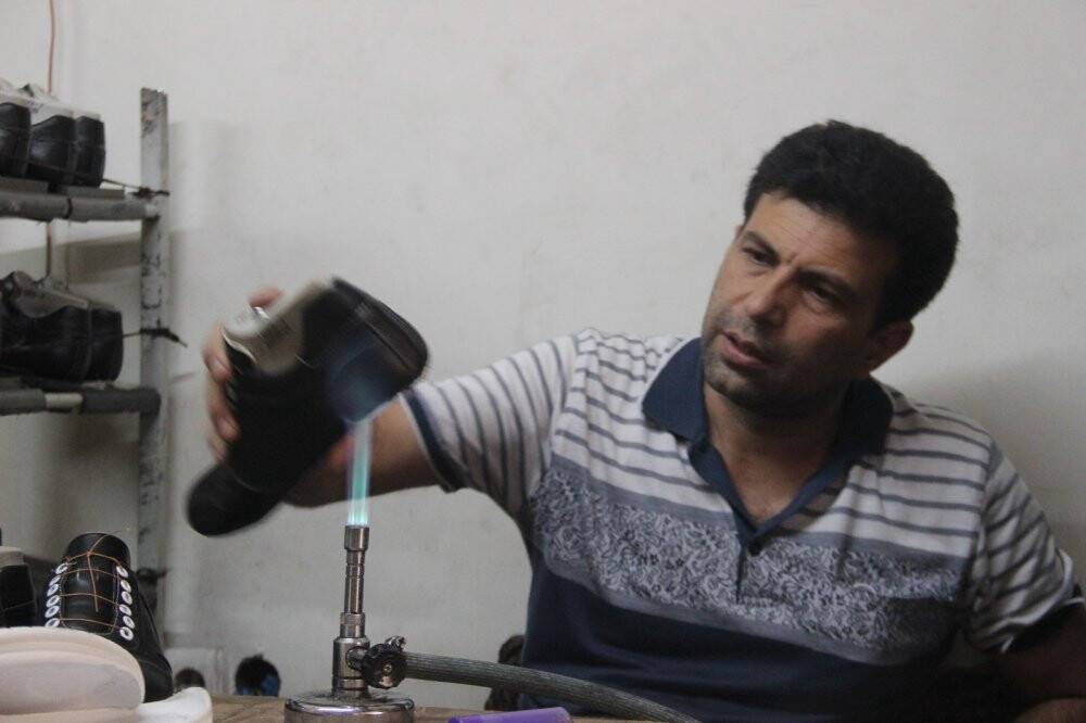 Konya'daki ayakkabıcı annesi için ürettiği ayakkabıyla dünya pazarına girdi