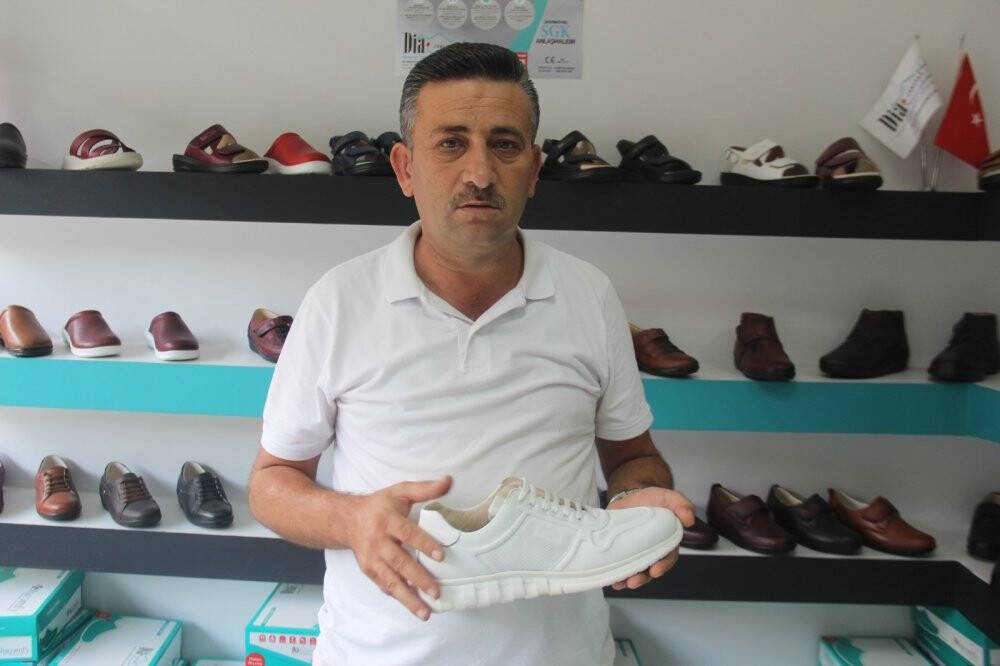 Konya'daki ayakkabıcı annesi için ürettiği ayakkabıyla dünya pazarına girdi