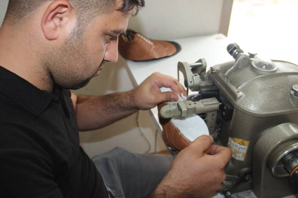 Konya'daki ayakkabıcı annesi için ürettiği ayakkabıyla dünya pazarına girdi