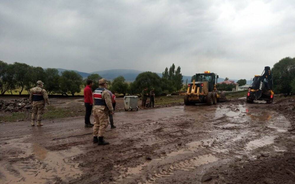 Şiddetli yağış Ardahan’da sele ve heyelana neden oldu