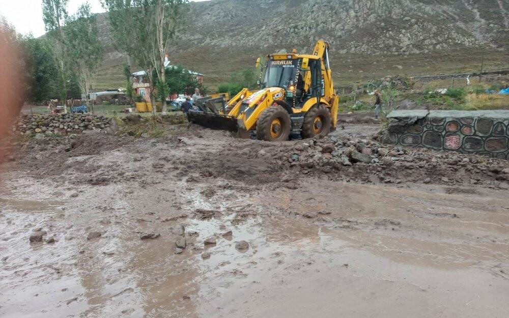 Şiddetli yağış Ardahan’da sele ve heyelana neden oldu