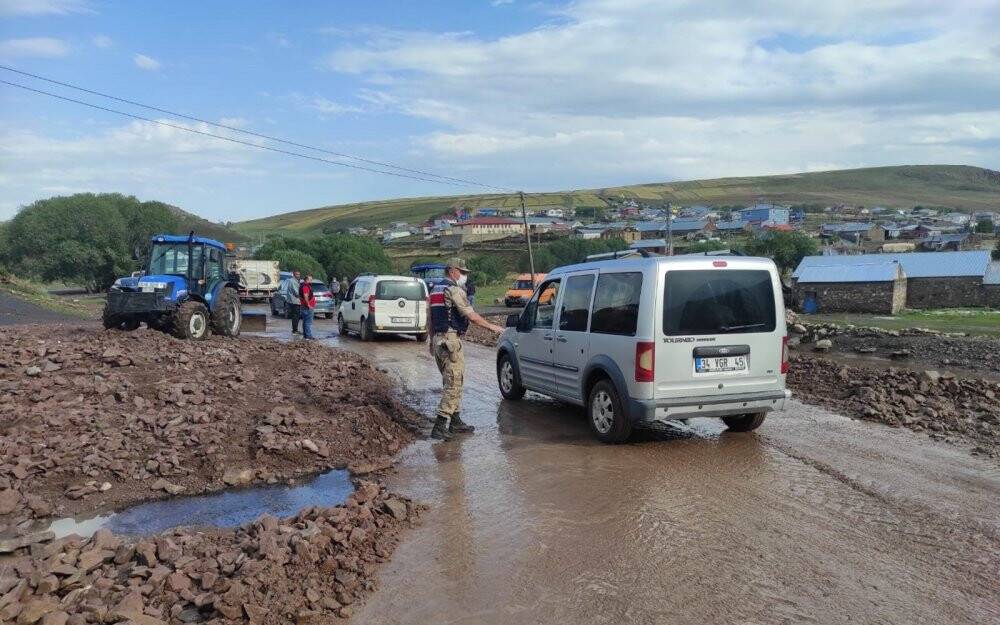 Şiddetli yağış Ardahan’da sele ve heyelana neden oldu