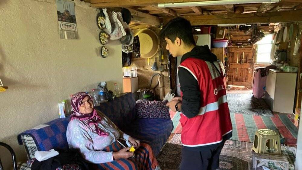 Kızılay tarafından, bin 91 gönüllü ve uzman ile sel bölgelerinde yardım çalışmalarına devam ediliyor