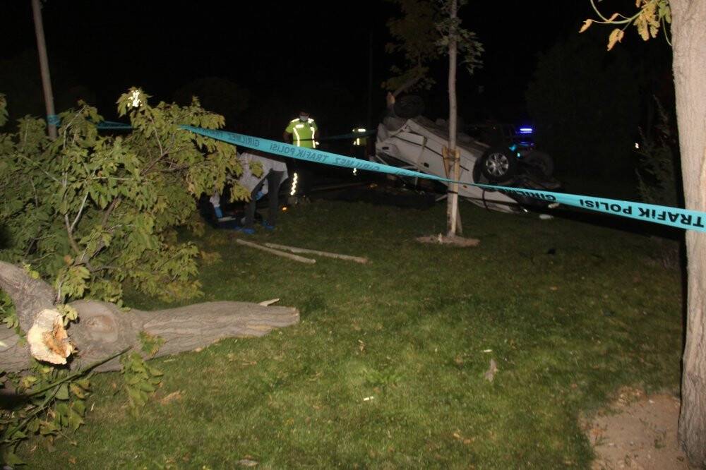 Konya’da otomobil ağacı koparıp takla attı: 1 ölü, 2 yaralı